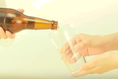 お酌をする側 受ける側のマナー ラベルの向きにも意味があるってホント 正しい大人の歩き方