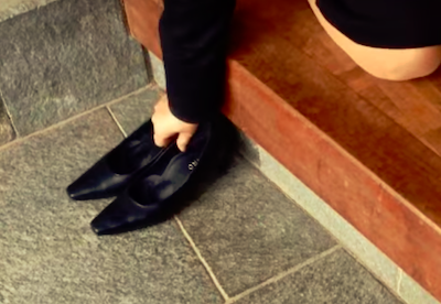 訪問先の玄関でのマナー 靴を脱ぐときは背中を向けちゃダメ 履くときはどうする 正しい大人の歩き方